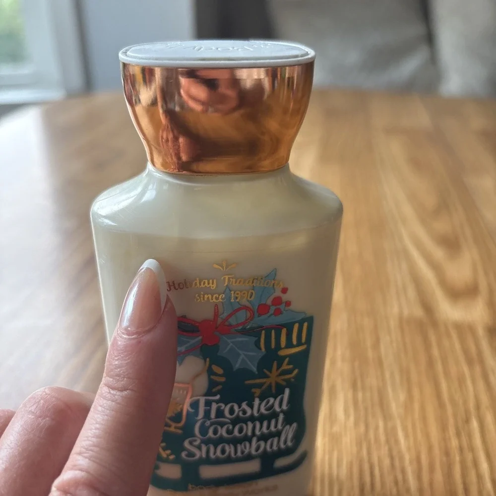 Bath & Body Works Frosted Coconut Snowball Body Lotion 8 fl.oz